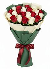 Букет Микс из красных и белых роз в Чемал