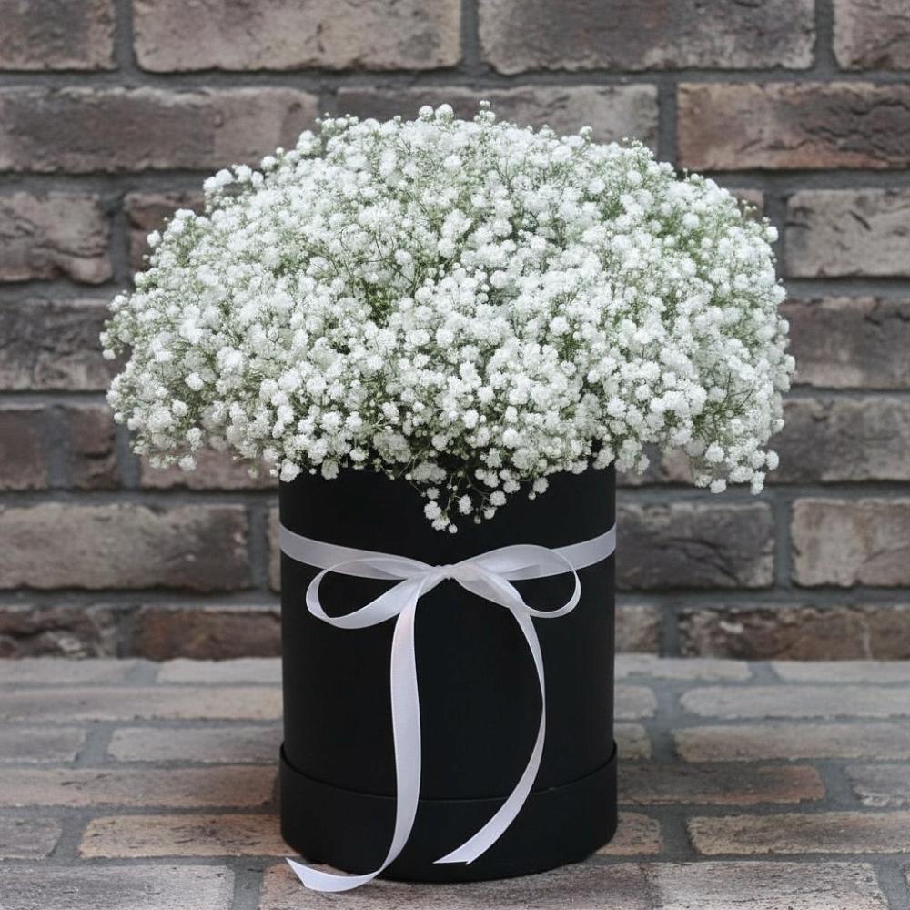 Цветочная композиция из Гипсофила в шляпной коробке в Чемал