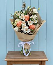 Букет цветов из:  Альстромерии, Лизиантусы, Розы и Хризантемы в Чемал