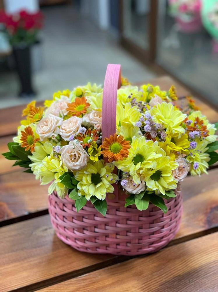 Цветочная композиция из Хризантемы и Розы в корзине в Чемал