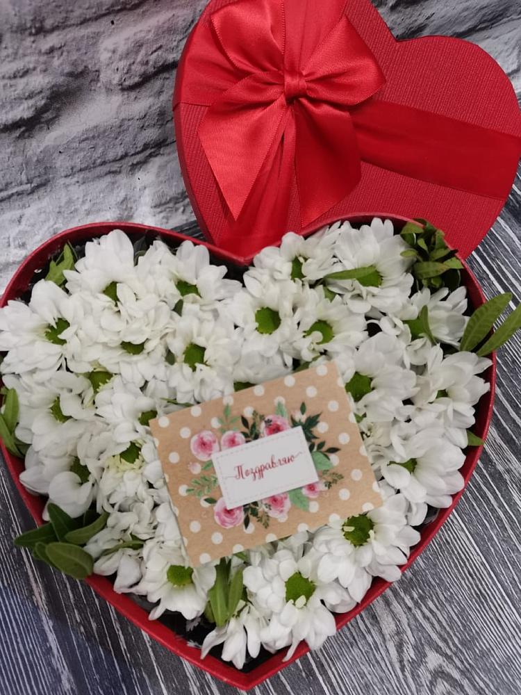 Цветочная композиция из Хризантемы в виде сердца в Чемал