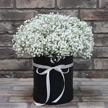 Цветочная композиция из Гипсофила в шляпной коробке в Чемал