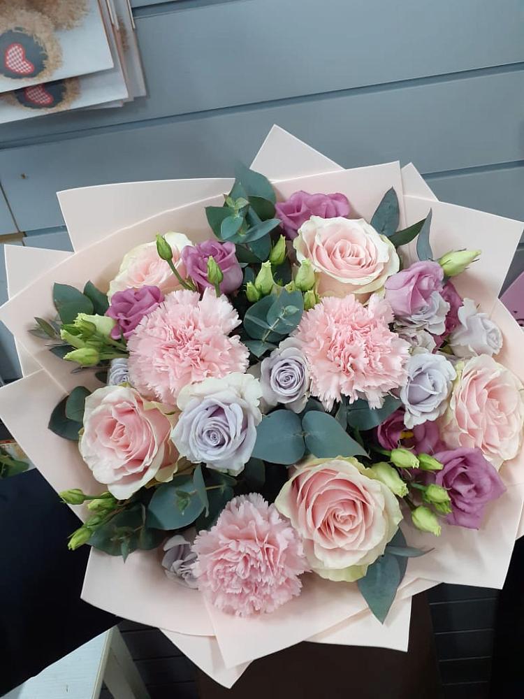 Букет цветов из: Розы, Гвоздики и Лизиантусы в Чемал