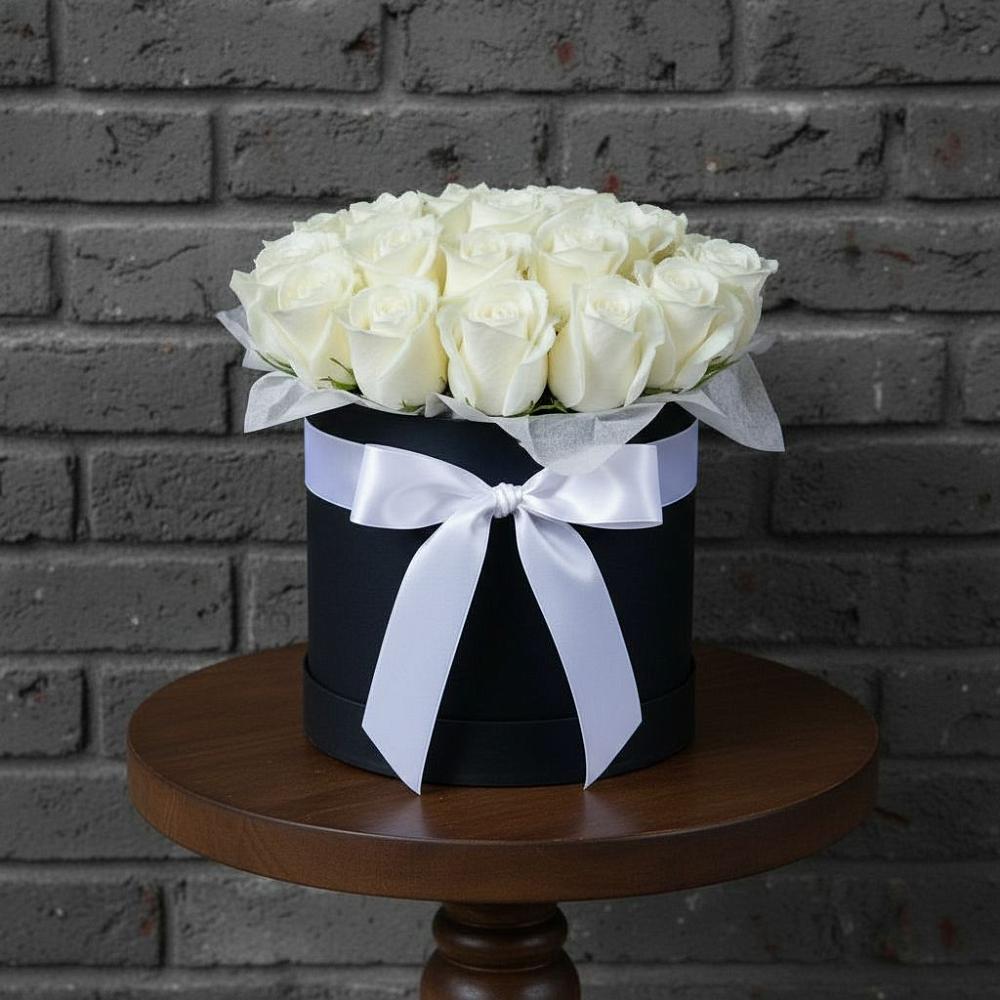 Цветочная композиция из Розы в шляпной коробке в Чемал