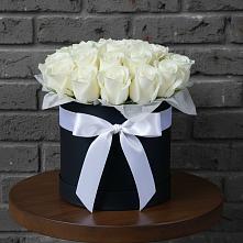 Цветочная композиция из Розы в шляпной коробке в Чемал